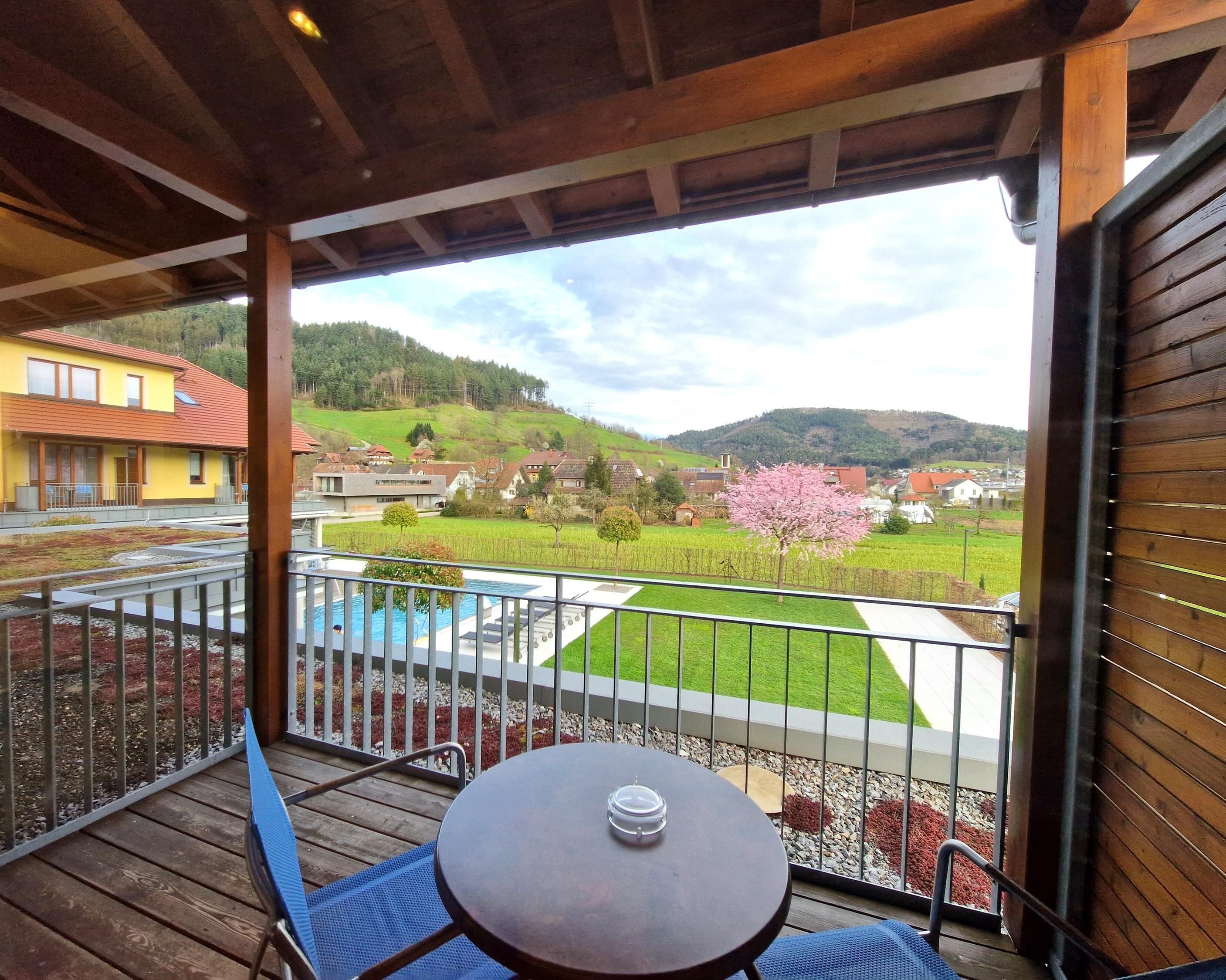 Premium Plus Zimmer B mit Balkon | Bureau, Wi-Fi gratuit, draps fournis