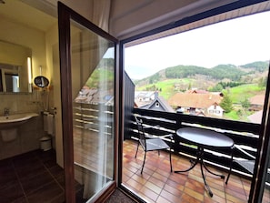 Comfort Plus Zimmer mit Balkon | Desk, free WiFi, bed sheets