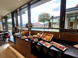 Free daily buffet breakfast