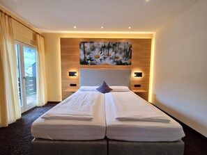 Deluxe Plus Zimmer | Skrivebord, wi-fi (inkludert) og sengetøy