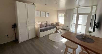 Cozy vacation apartment with canopy 5 minutes from the harbour