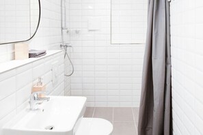 Douche, sèche-cheveux, papier toilette