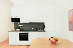 Microondas, horno, placa de cocina y lavavajillas