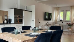 A modern kitchen with a dining area. - Vacation apartment with wellness - in the heart of Worms! (Worms)