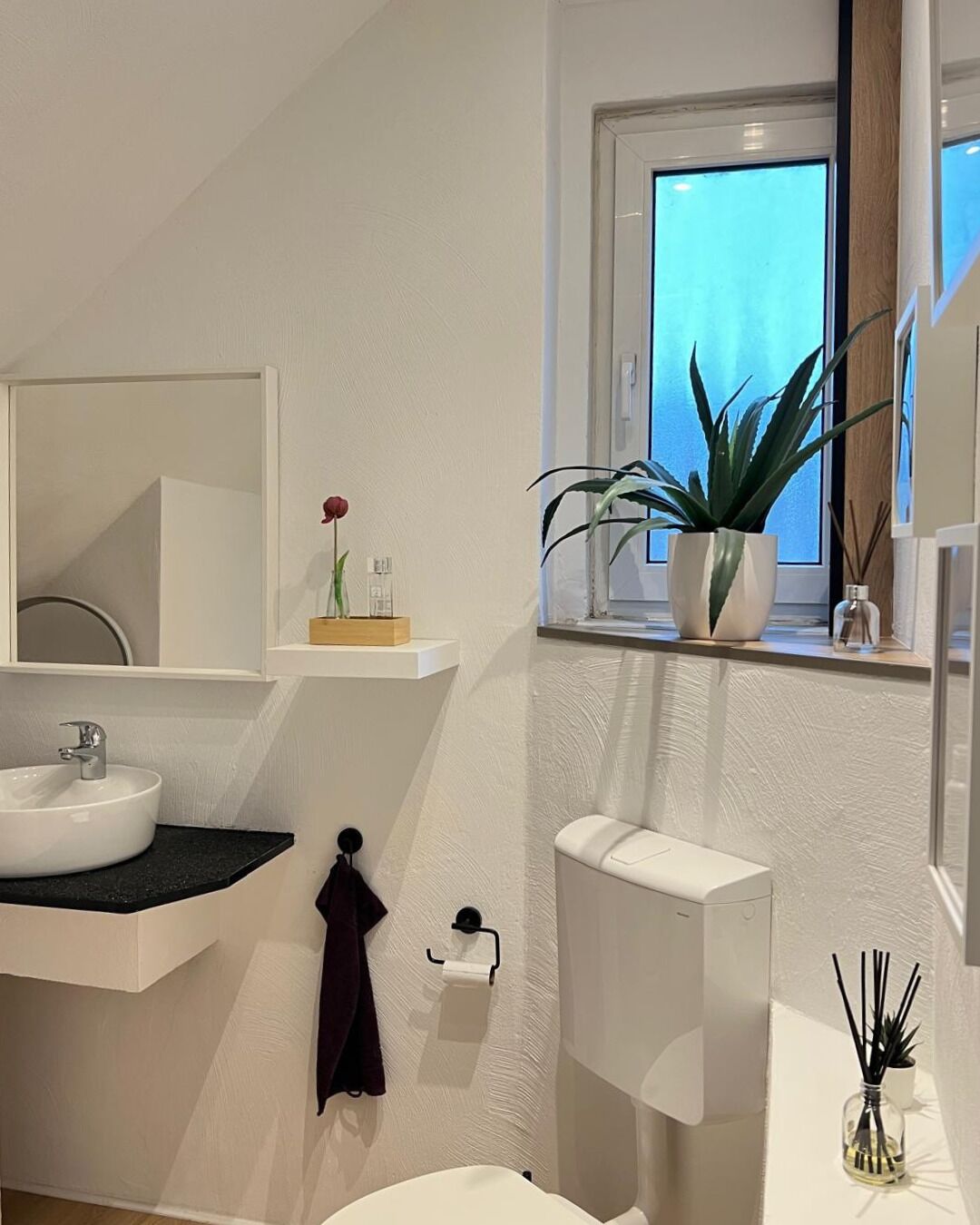 Een douche, een haardroger, handdoeken, zeep