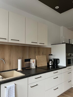 Réfrigérateur, micro-ondes, four, plaque de cuisson