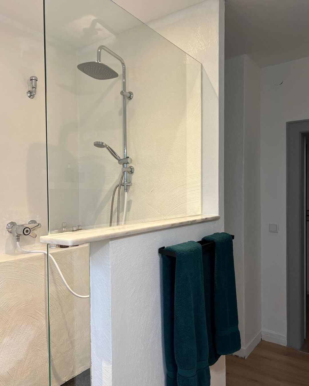 Een douche, een haardroger, handdoeken, zeep