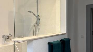 Een douche, een haardroger, handdoeken, zeep