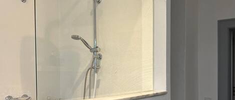 Dusch, hårtork, handdukar och tvål