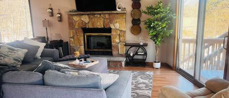 Smart TV, chimenea, libros, biblioteca de música