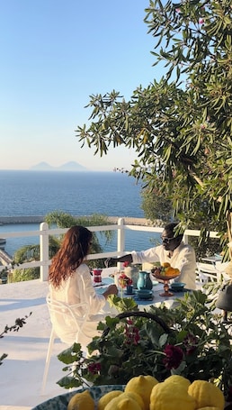 Free daily cooked-to-order breakfast. La Casa del Nespolo