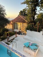 Una piscina al aire libre de temporada