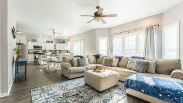 TV connectée, cheminée, table de tennis de table, livres