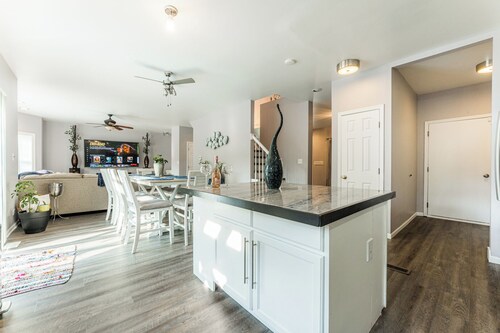 Hot Tub, Smart TVs, Spacious 5bedroom house in charming Bolingbrook with WiFi,AC