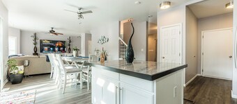 Hot Tub, Smart TVs, Spacious 5bedroom house in charming Bolingbrook with WiFi,AC