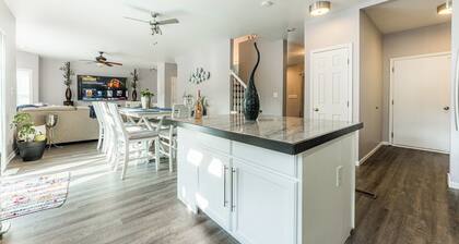 Hot Tub, Smart TVs, Spacious 5bedroom house in charming Bolingbrook with WiFi,AC