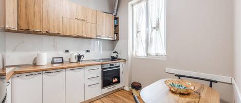 Fridge, oven, stovetop, electric kettle