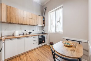 Fridge, oven, stovetop, electric kettle - Urban Retreat by PS (Durrës)
