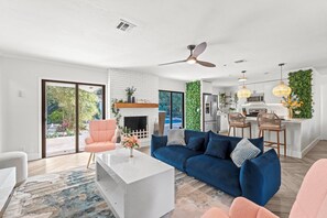 Smart-tv, een open haard, boeken en een filmbibliotheek