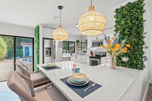 Een koelkast, een microgolfoven, een oven, een kookplaat