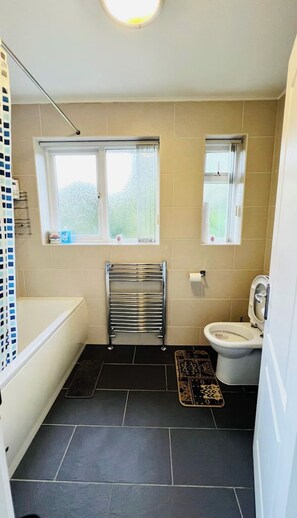 Serviettes fournies, papier toilette