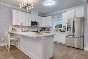 Geladeira, micro-ondas, fogão, cooktop