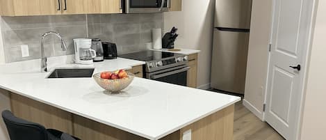 Frigorífico, microondas, horno y placa de cocina