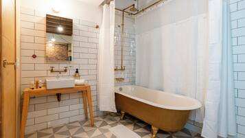 Hårtork, handdukar, tvål och toalettpapper