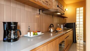 Refrigerador, microondas, horno y utensilios de cocina