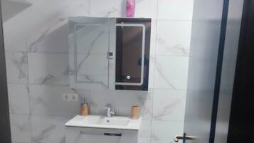 Dusche, Haartrockner, Handtücher, Shampoo