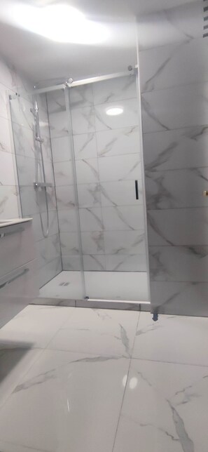 Shower, hair dryer, towels, shampoo