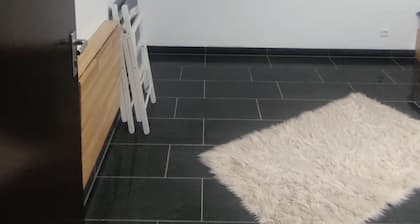 Kleines Zimmer mit Küchenzeile und eigenes Bad.