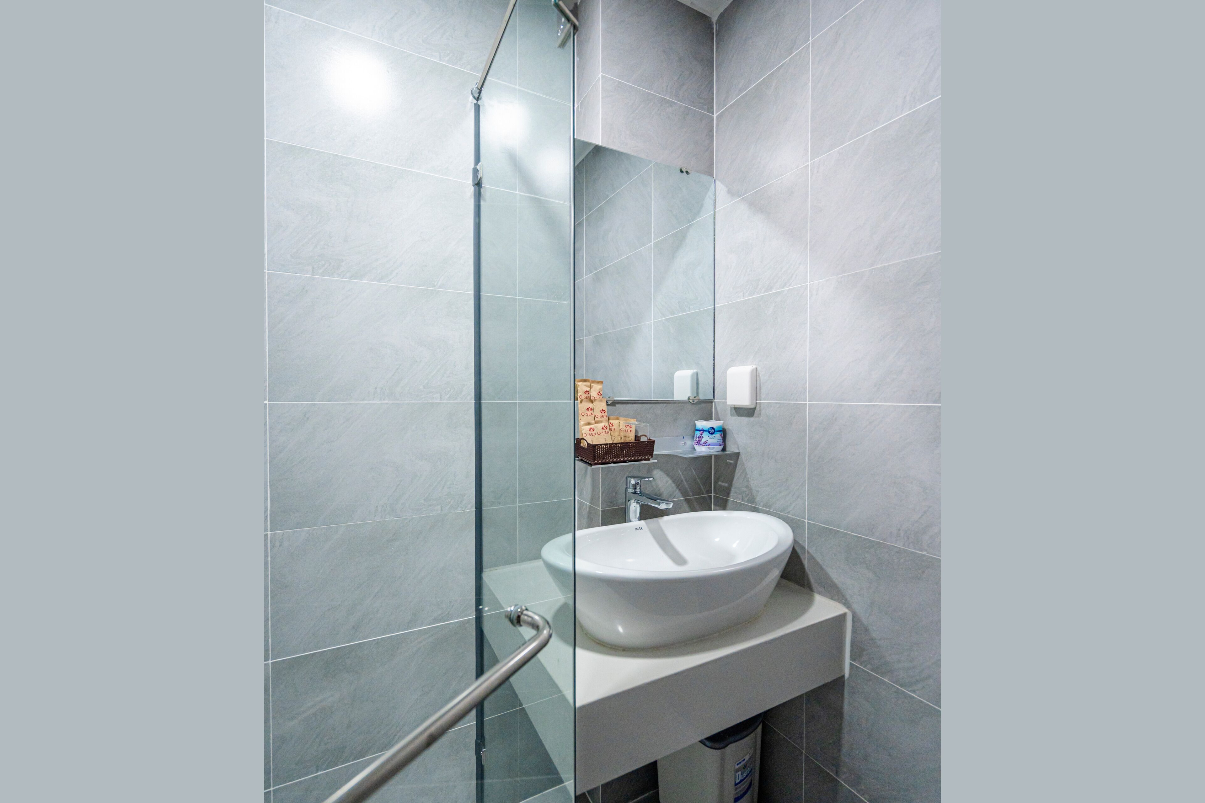 Shower, rainfall showerhead, free toiletries, hair dryer