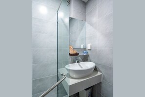 Chuveiro, chuveiro com efeito de chuva, produtos de toalete grátis 