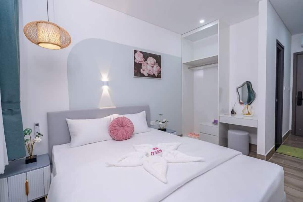 Luxe beddengoed, pillowtop-bedden, een minibar met enkele gratis items