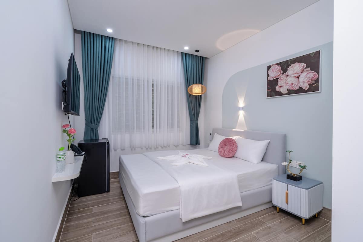 ห้องซูพีเรียดับเบิล | เครื่องนอนระดับพรีเมียม, เตียงพร้อมฟูกเสริมที่นอน, มินิบาร์ฟรีบางอย่าง