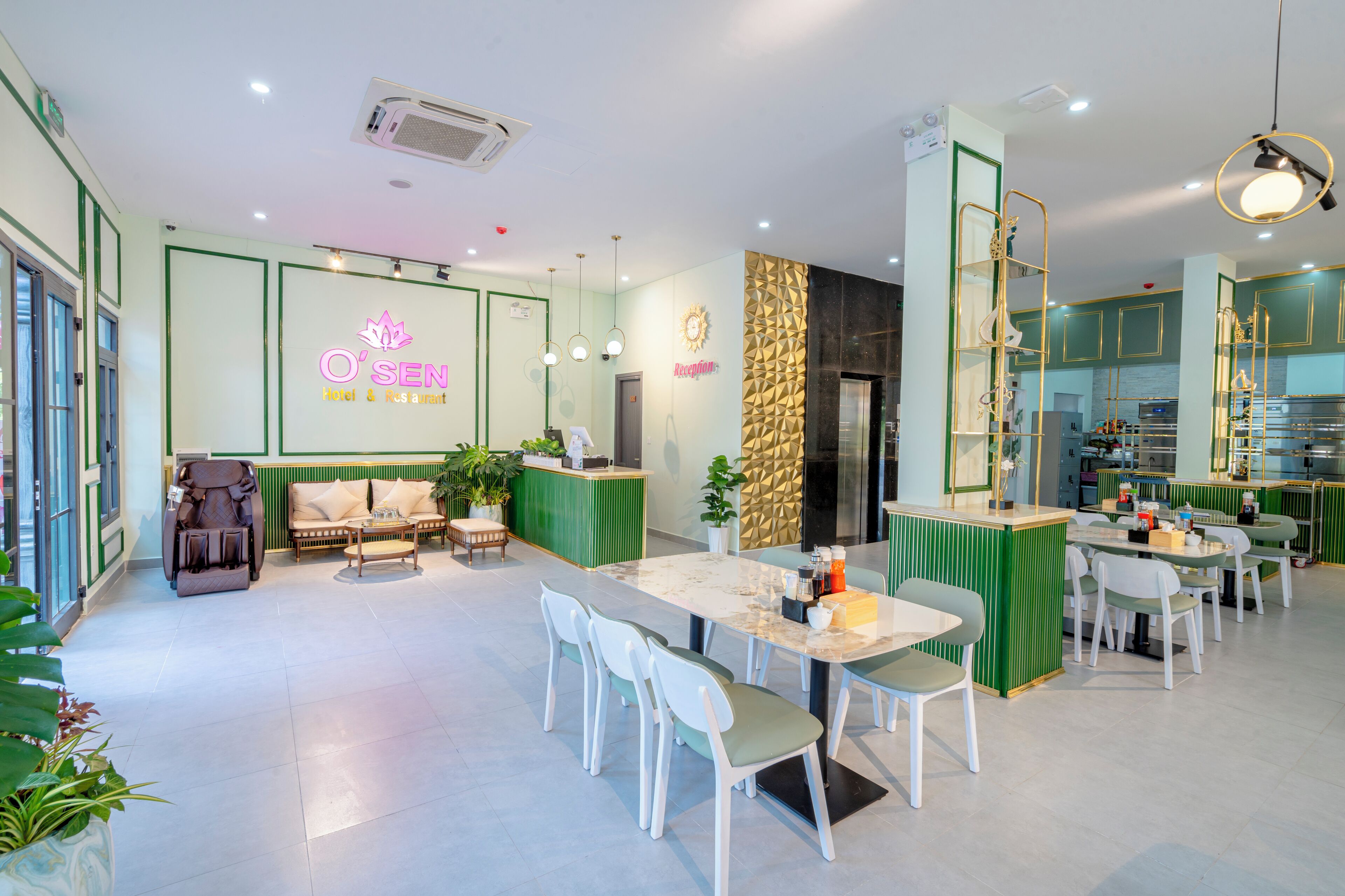 Un moderno vestíbulo de hotel con mostrador de recepción, zona de estar y comedor.