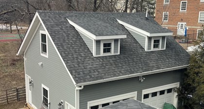 Charming studio in wonderful Falls Church Park with WiFi, AC