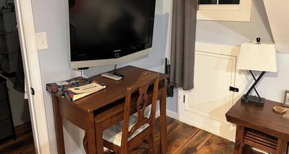 Charming studio in wonderful Falls Church Park with WiFi, AC