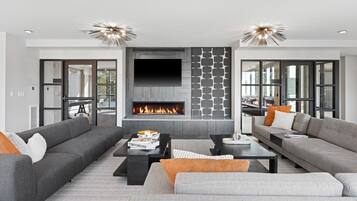 Een smart-tv en boeken