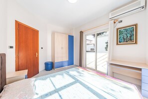 3 habitaciones, tabla de planchar con plancha, wifi y ropa de cama 