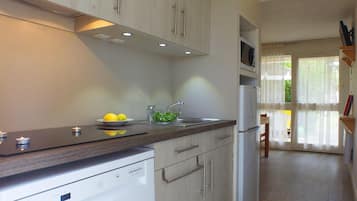 Coffee/tea maker, fridge, microwave, stovetop