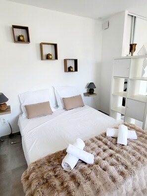 Bed sheets - A serene moment overlooking Diana pond (Aléria)