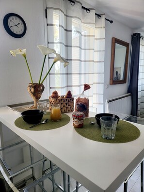 Dining - A serene moment overlooking Diana pond (Aléria)