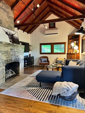 Una Smart TV, una chimenea, libros