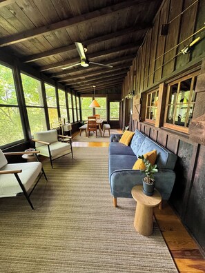 Smart TV, fireplace, books - Tranquil Shenandoah Riverfront Cabin for Couples (Luray)