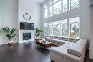 Smart-TV, Kamin, DVD-Player, Arbeitsbereiche