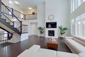 Smart-TV, peis, DVD-spiller og kontorer