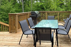 Outdoor dining - Twilight Pines - Four Bedroom Cottage, Sleeps 8 (Huntsville)