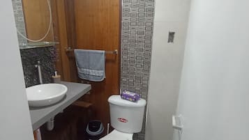 SĂšche-cheveux, serviettes fournies, savon, papier toilette